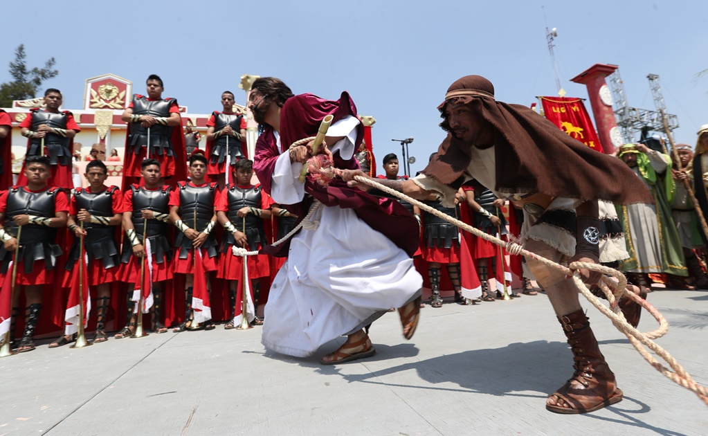 Embajadores asisten al Viacrucis de Iztapalapa