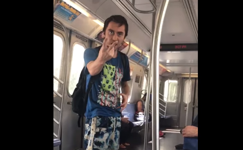 Indigna video de ataque racista en NY: joven grita a mujer por sus "ojos chinos"
