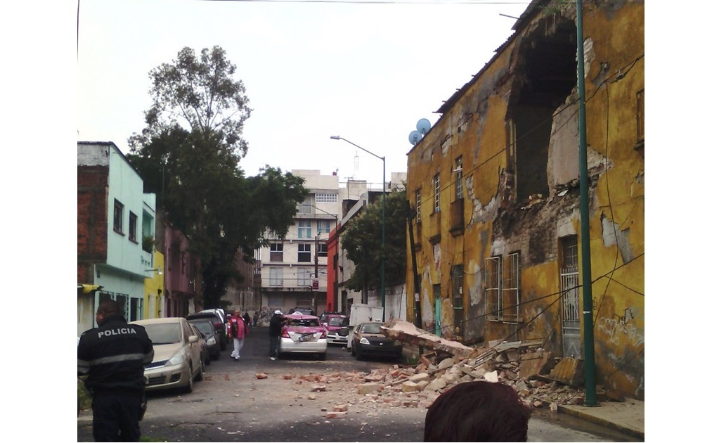 Se derrumba fachada de casa en colonia Guerrero