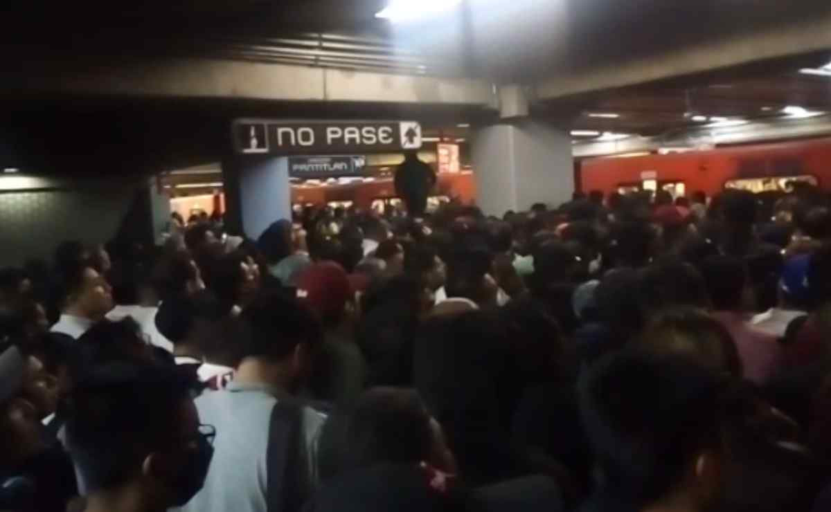 VIDEO: Lluvia provoca retrasos y afluencia de usuarios en Metro Chabacano, atienden desvanecimiento de una persona
