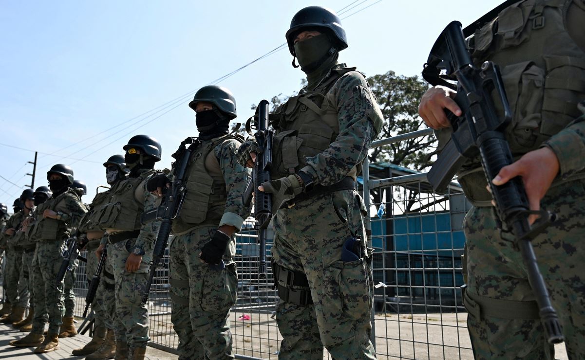 Militares ingresan a cárcel de Guayaquil tras asesinato de fiscal y en medio de guerra contra el narco