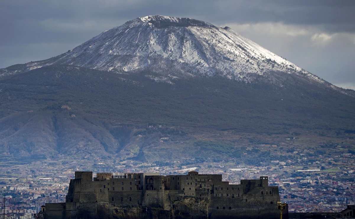 Buscando selfie "extrema", joven cae dentro del volcán Vesubio en Italia