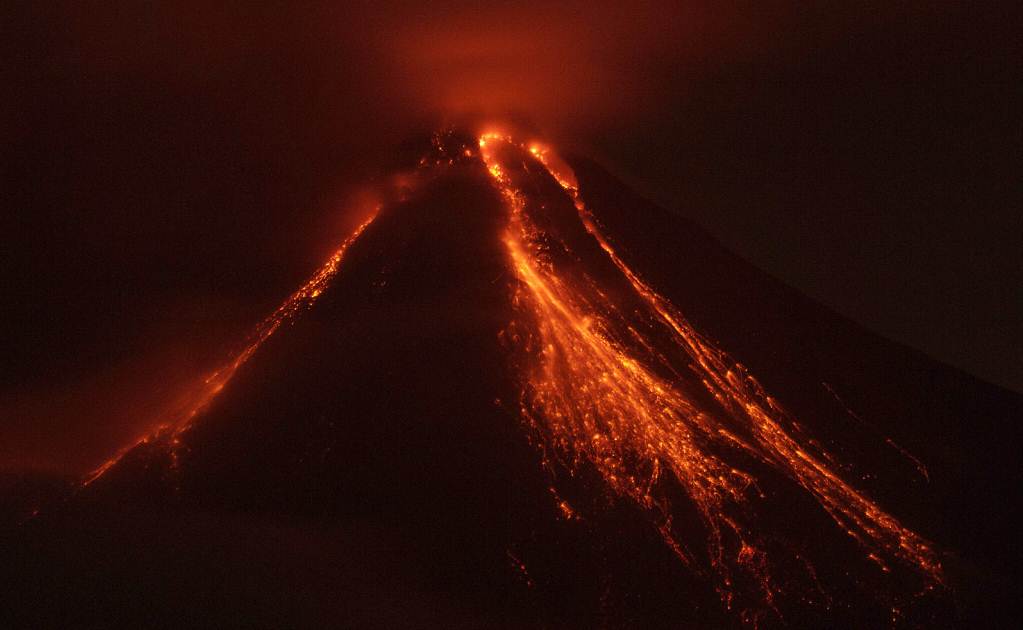 Evacuan comunidad por actividad de volcán de Colima