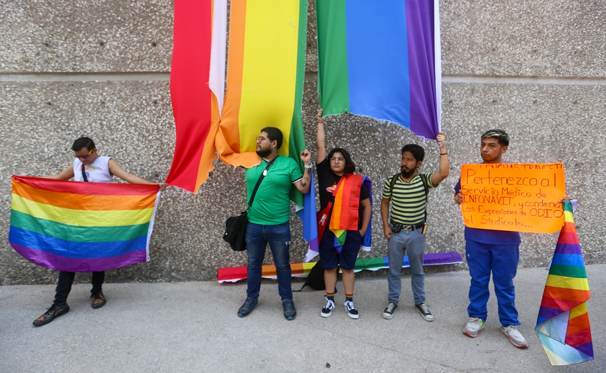 Comunidad LGBTIQ+ protesta en inmediaciones del Infonavit; gesto de líder sindical incita al odio, afirman