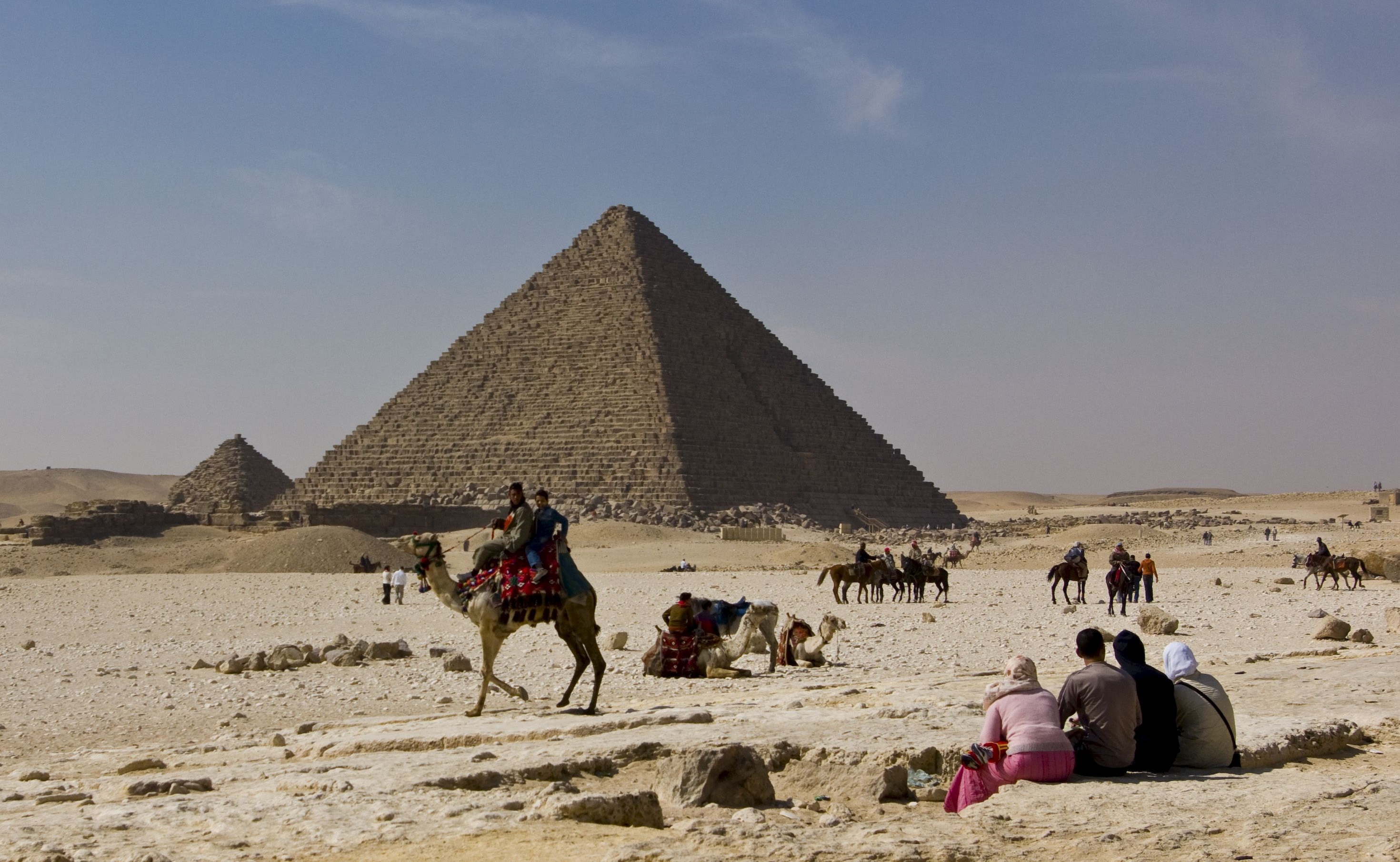 Joven es detenido por escalar pirámide de Guiza
