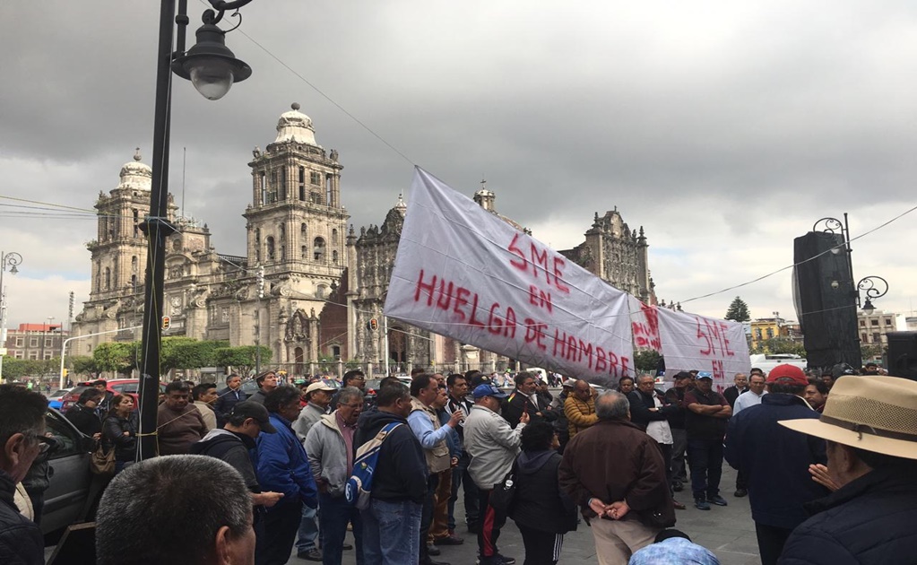 Integrantes del SME inician huelga de hambre frente a Palacio Nacional