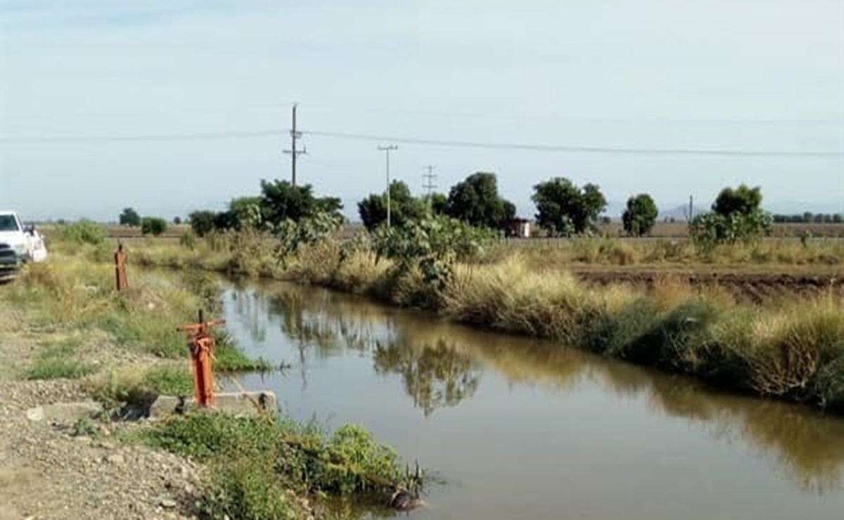 Rescatan a ocupantes de camioneta tras caer a un canal de riego en Sinaloa