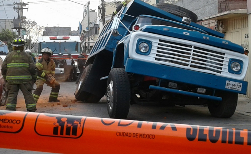 Camión que transportaba tabiques cae a socavón en la Benito Juárez 