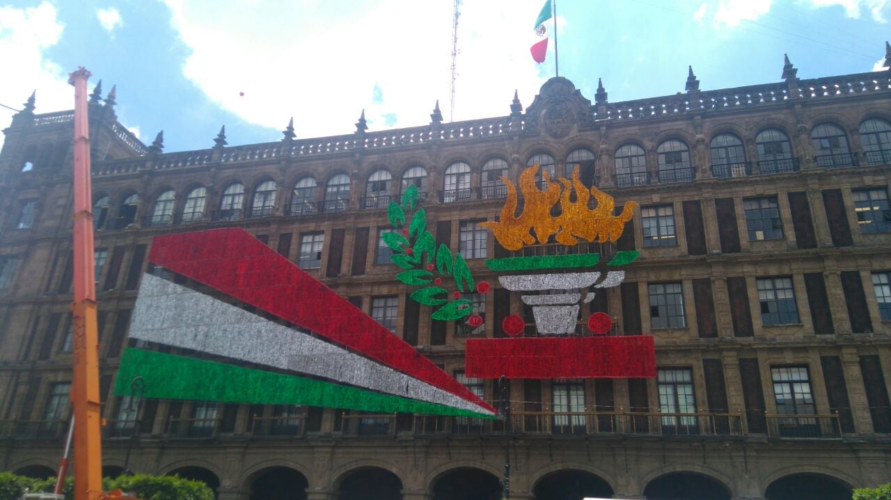 Instalan alumbrado patrio en el Zócalo