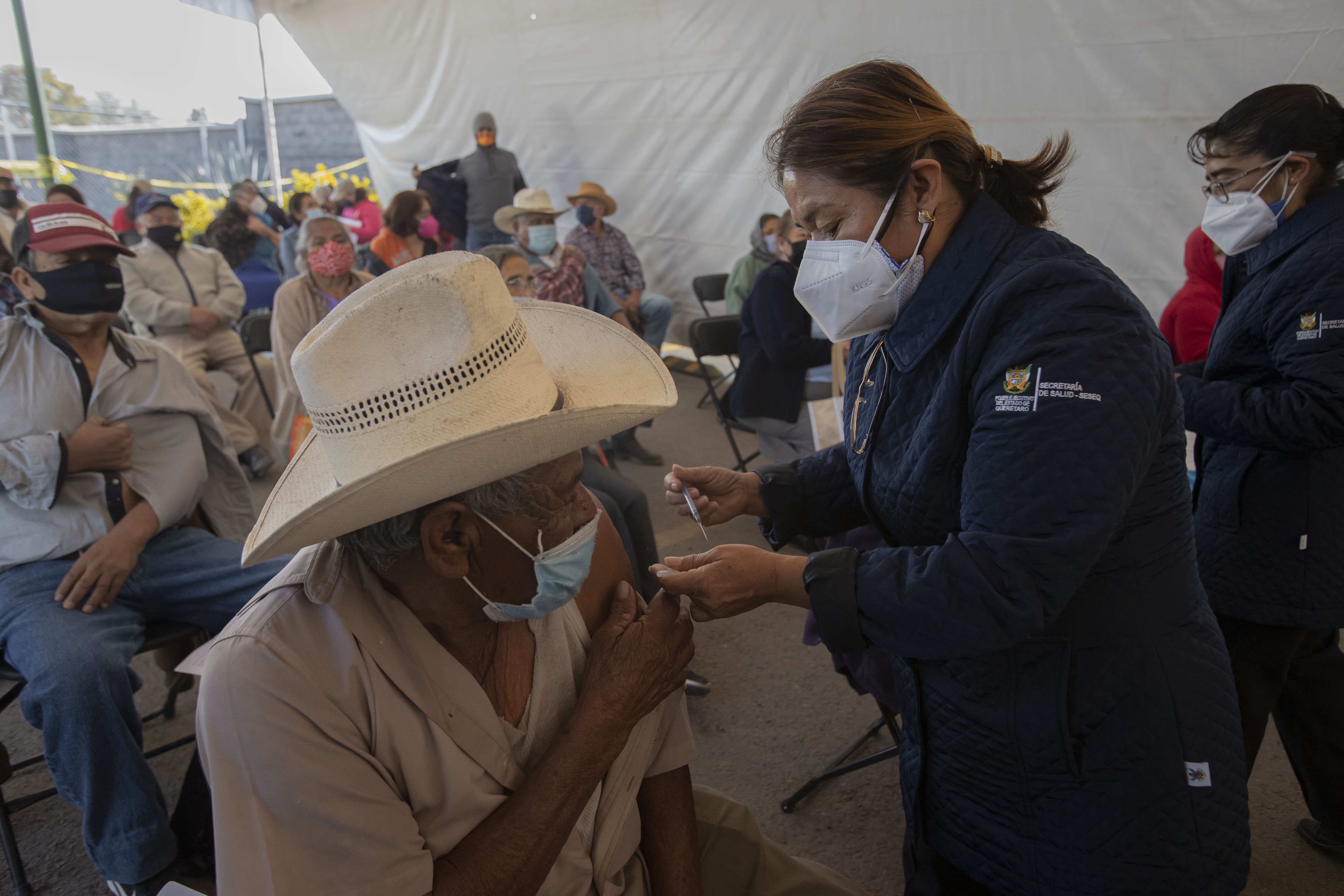 Adultos mayores en San Juan del Río ya reciben refuerzo de AstraZeneca