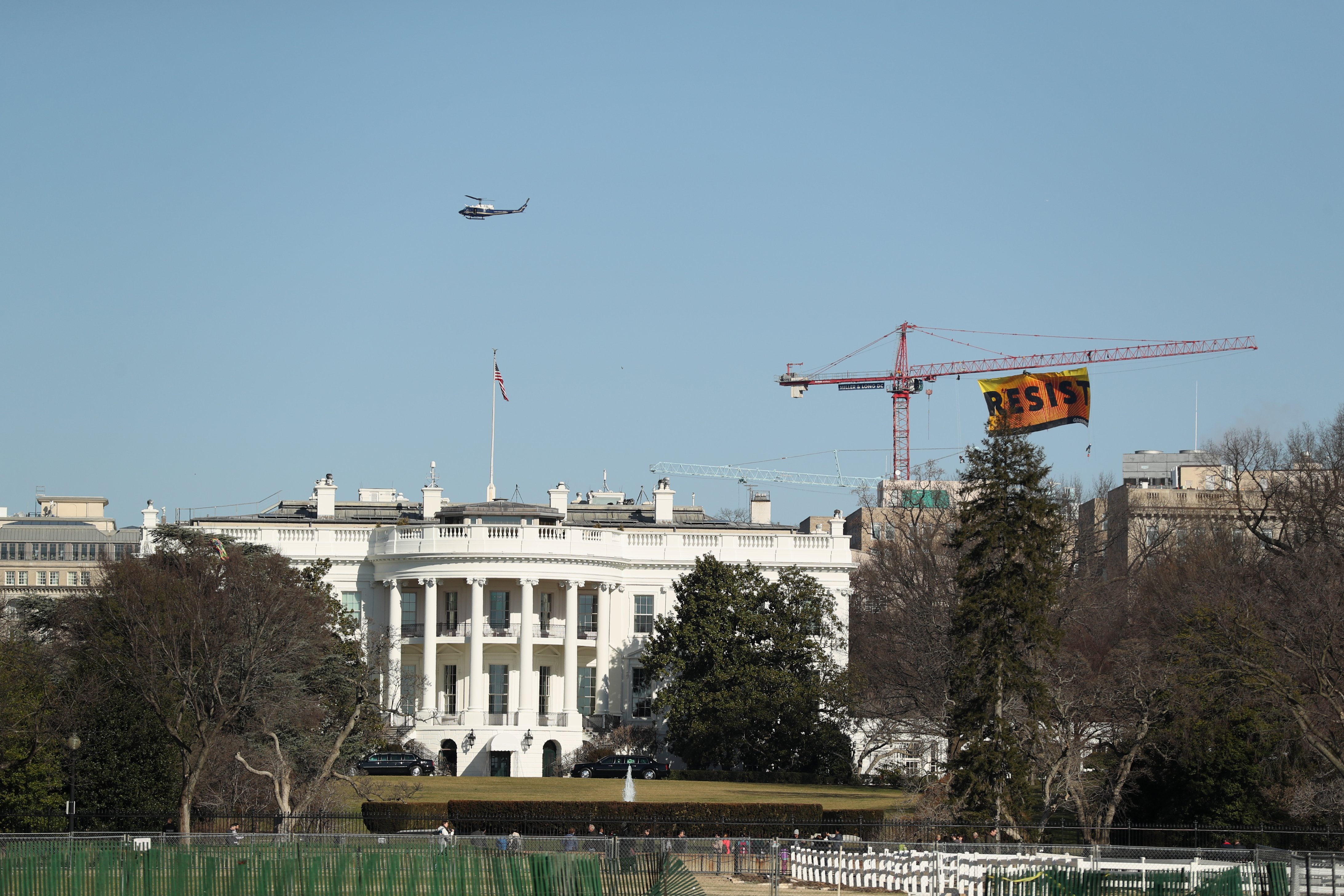 Greenpeace protesta en el cielo de Washington contra Trump