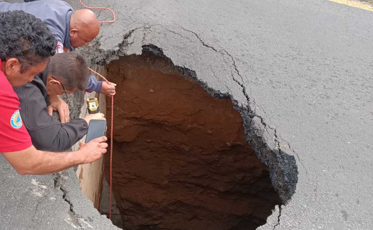 Por socavón de 2 metros cierran puente vial Hermilo Mena en Tlalnepantla