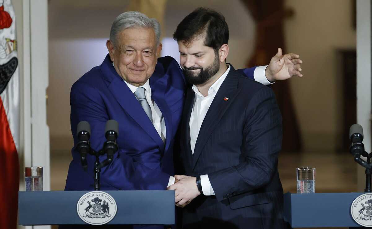 AMLO firma Compromiso de Santiago para cuidar y defender la democracia