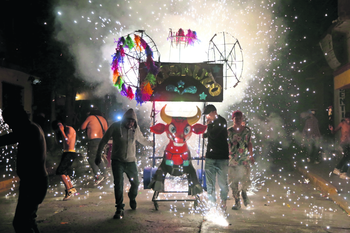 “¡Ahí viene el toro!” Habitantes de Tultepec celebran con baile, cohetes, feria y comida a San Antonio de Padua