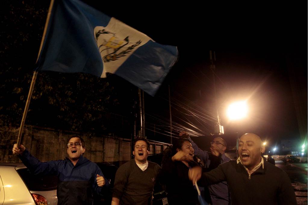 Guatemaltecos salen a la calle a celebrar dimisión de Pérez Molina
