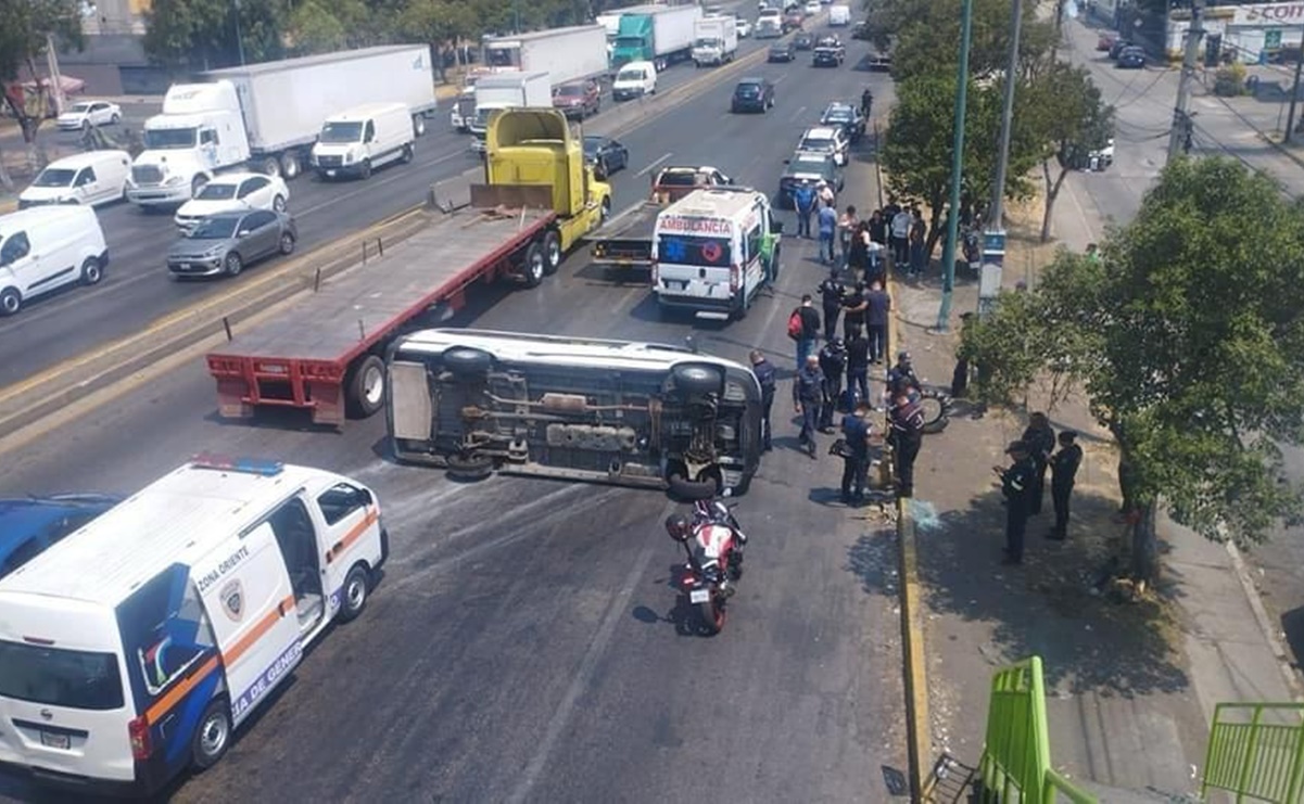 Choque y volcadura deja varios lesionados en Tlalnepantla