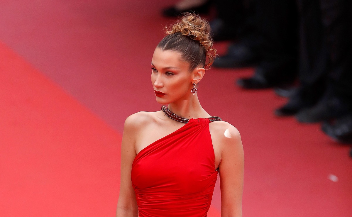 Bella Hadid delinea su silueta con vestido de látex al regresar al modelaje