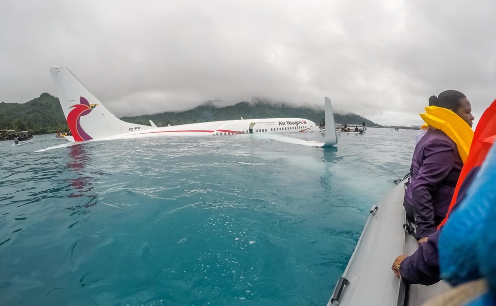 Avión equivoca el aterrizaje y cae sobre laguna en Micronesia 