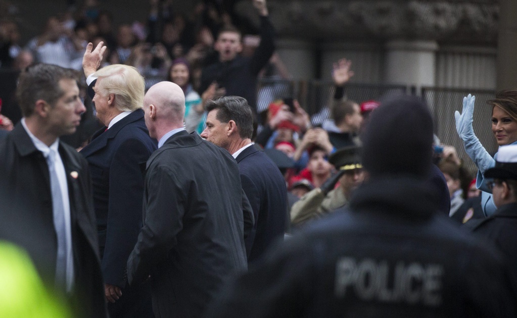 Trump se baja de la limusina presidencial para saludar a multitud