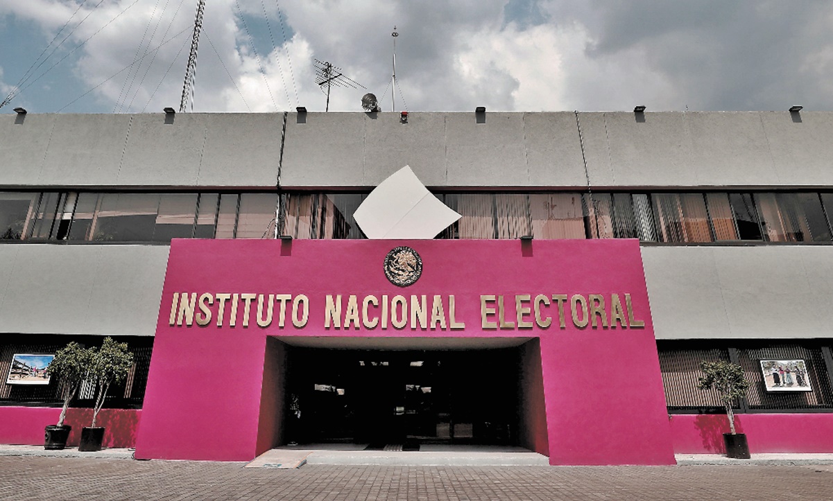 Recibe INE firmas para consulta popular sobre juicio a expresidentes