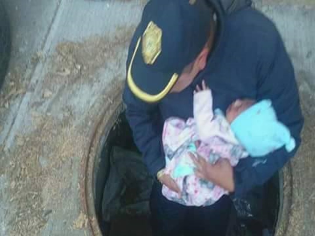 Abandonan a bebé en coladera de La Merced