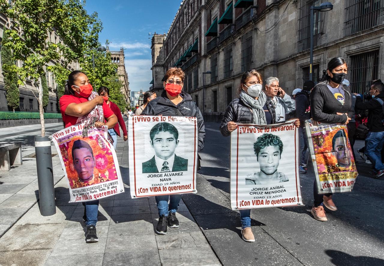 Familiares de los 43 normalistas llegan a Palacio Nacional para reunirse con AMLO