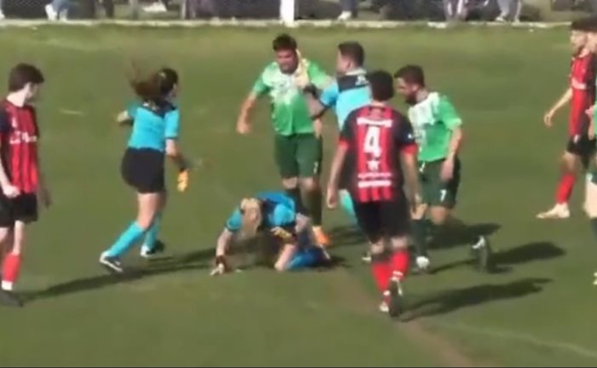 Futbolista que golpeó por la espalda a árbitra es suspendido de por vida