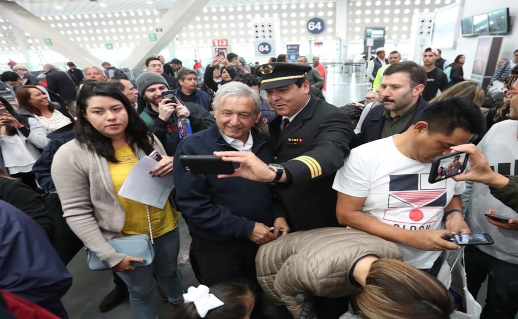 López Obrador viaja en un vuelo comercial a su natal Tabasco