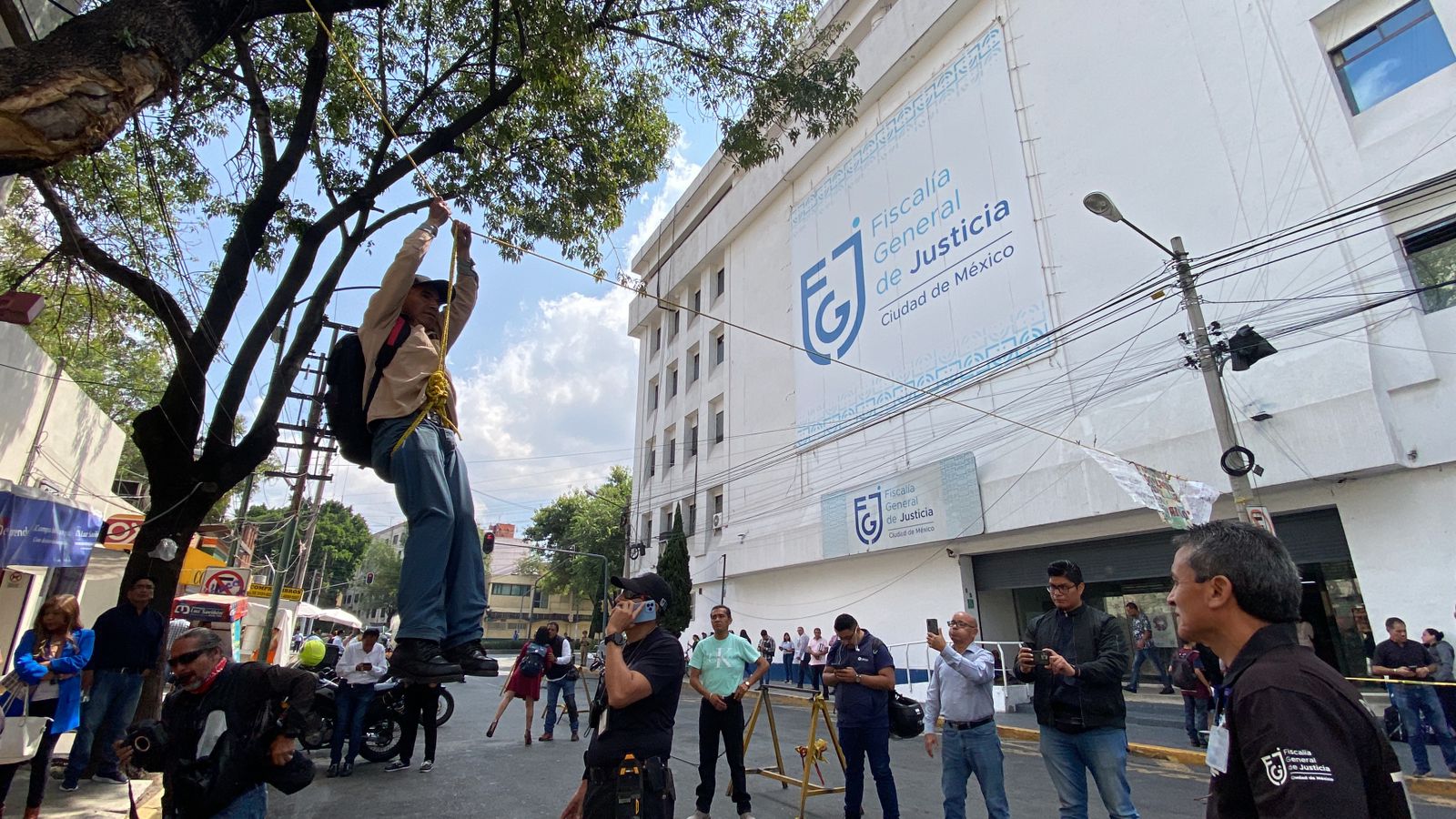 "Estoy embrujado" asegura hombre que se colgó enfrente de la Fiscalía Capitalina para pedir ayuda