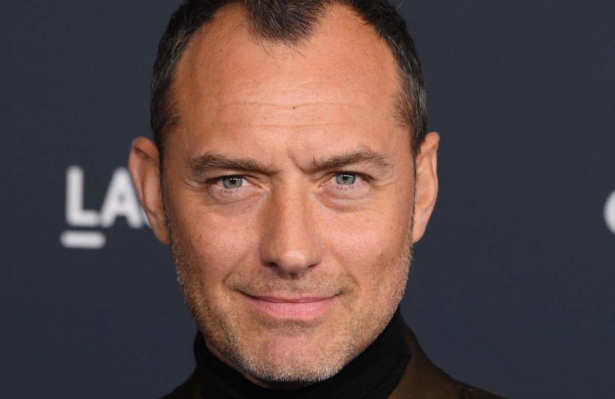 ¿Jude Law con bigotes? El actor le da un giro a su imagen 