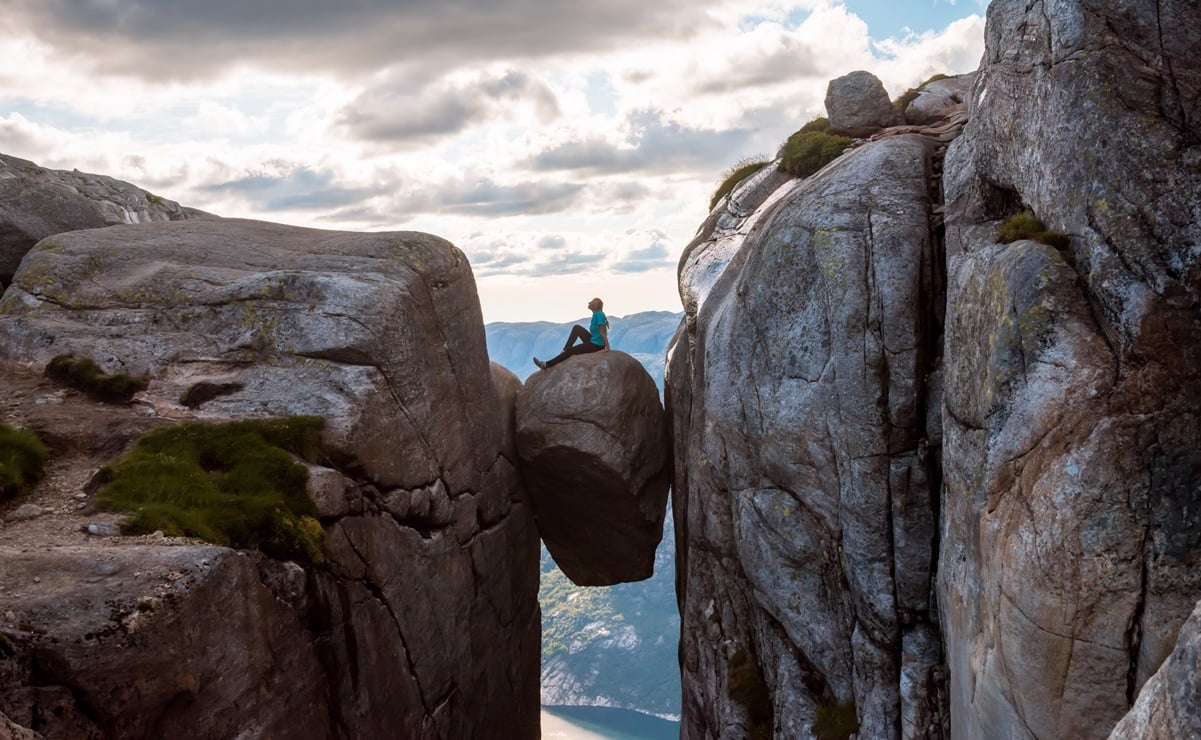 Kjeragbolten: ¿te subirías a esta roca suspendida en un abismo?