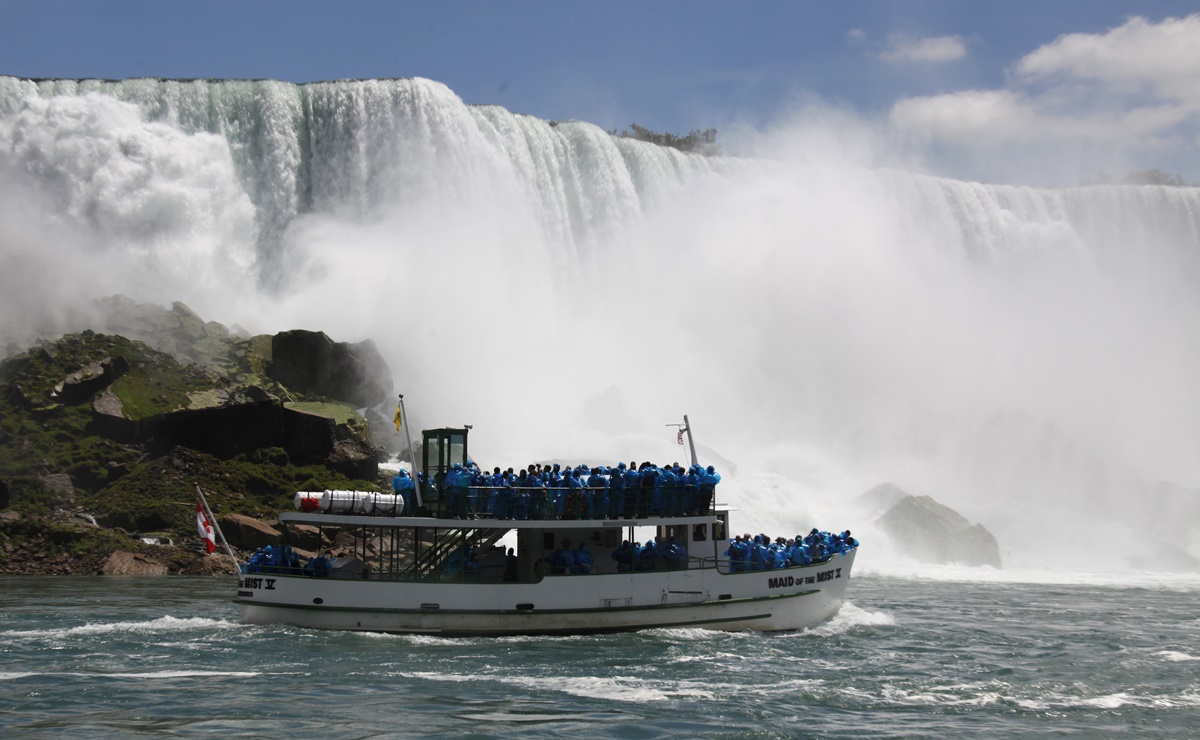 EU y Canadá: Foto en las Cataratas del Niágara contrasta su manejo de la pandemia