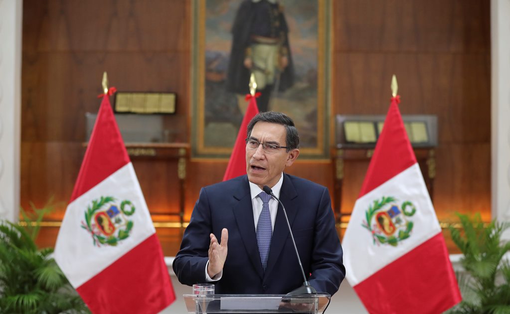Presidente de Perú anuncia disolución constitucional del Congreso