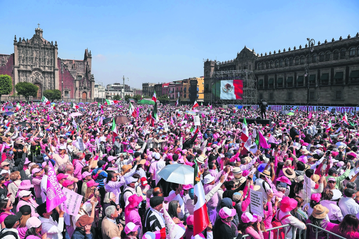 AMLO adelanta que bandera de México no será izada en el Zócalo ante la “marea rosa” 