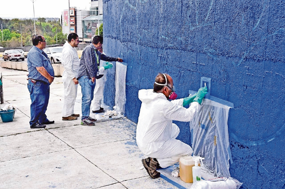 Limpian de grafiti las Torres de Satélite