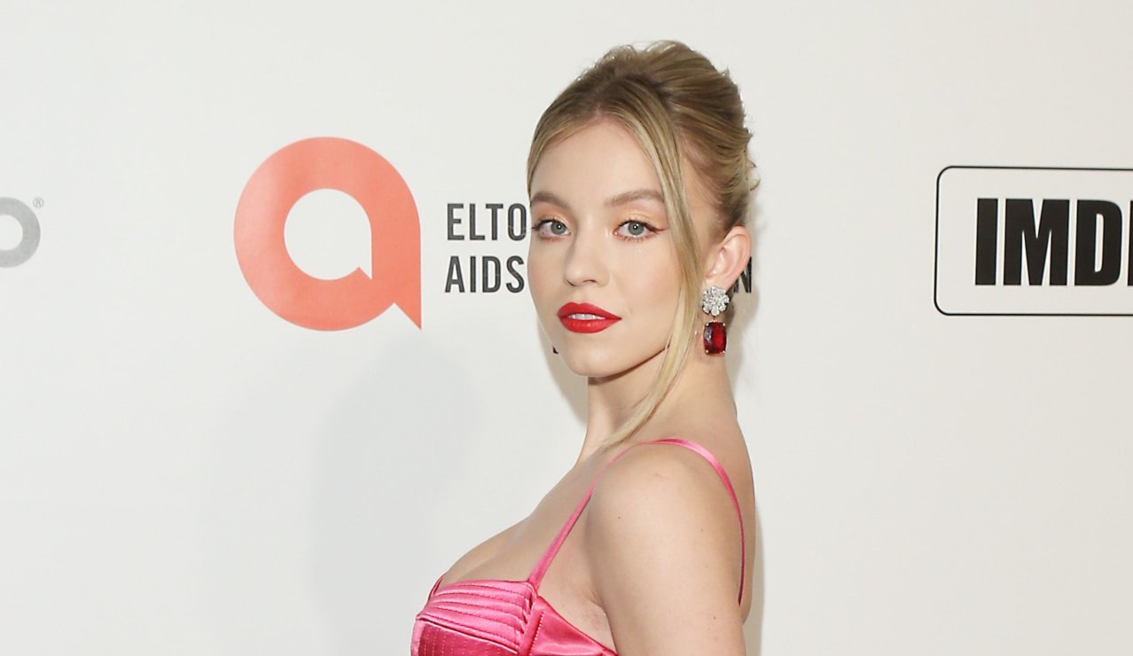 Sydney Sweeney presume su nuevo corte de pelo enredada en una toalla  