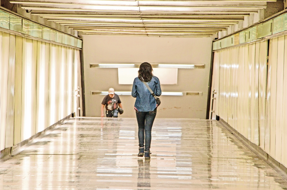 Crece temor en usuarias del Metro: las siguen y les toman fotos