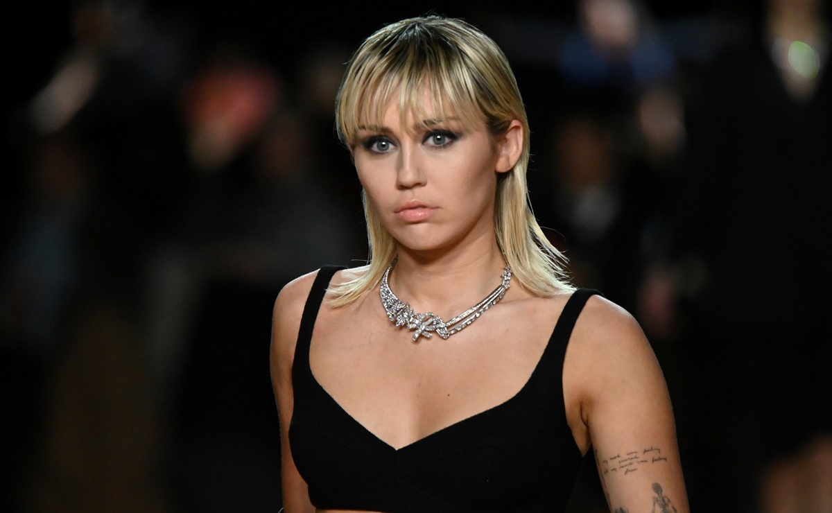 Miley Cyrus sorprende al modelar en la Semana de la Moda de Nueva York