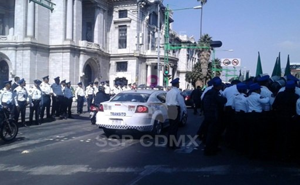 Campesinos y granaderos riñen por retiro de bloqueo en Eje Central