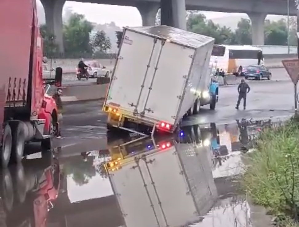 Mega bache en carretera México-Querétaro afecta a decenas de vehículos