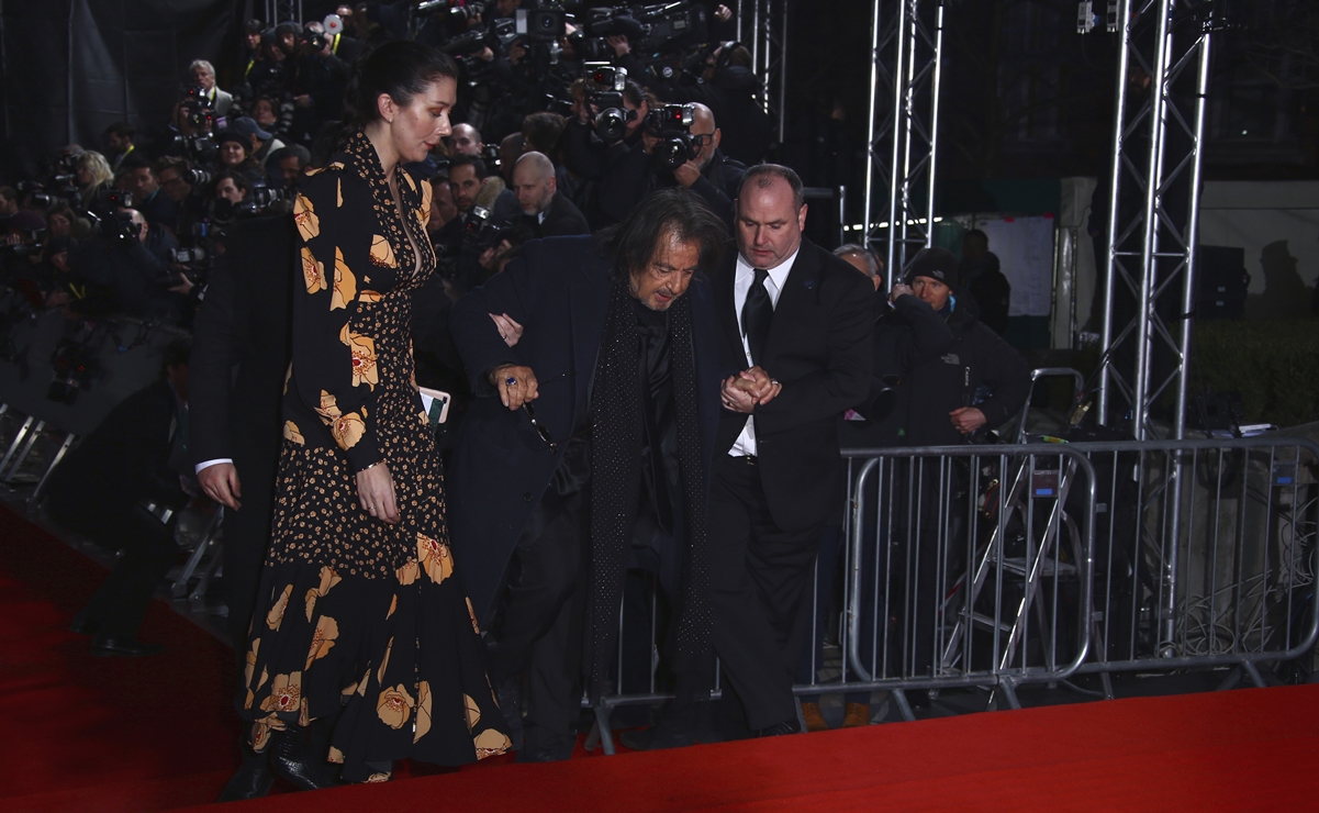 Al Pacino se cae en la alfombra roja de los Bafta 2020