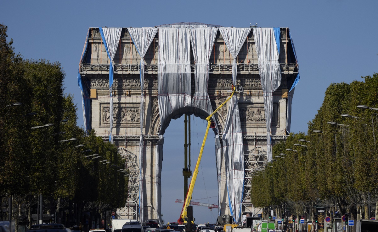 Desenvuelven la obra de Christo y Jeanne Claude en el Arco de Triunfo