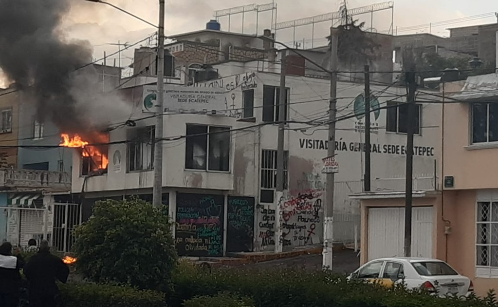 Tras desalojo, feministas queman visitaduría de DH en Ecatepec