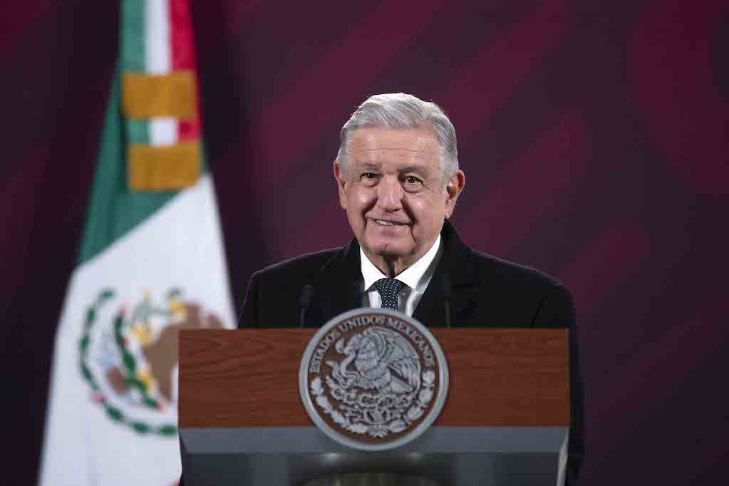 Analiza AMLO rescatar el tren México-Querétaro