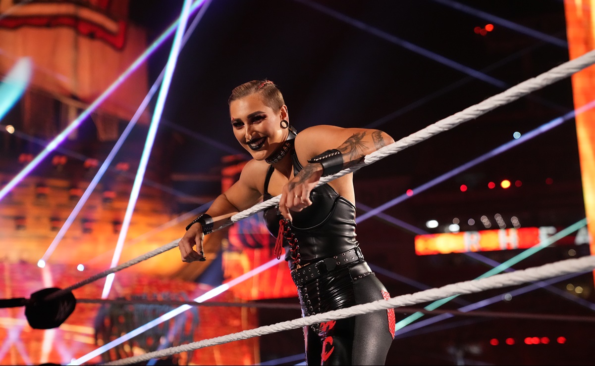 Rhea Ripley despide al ThunderDome para recibir al público en las gradas de WWE