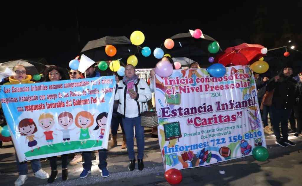 Protestan representantes de estancias infantiles en Palacio Nacional 