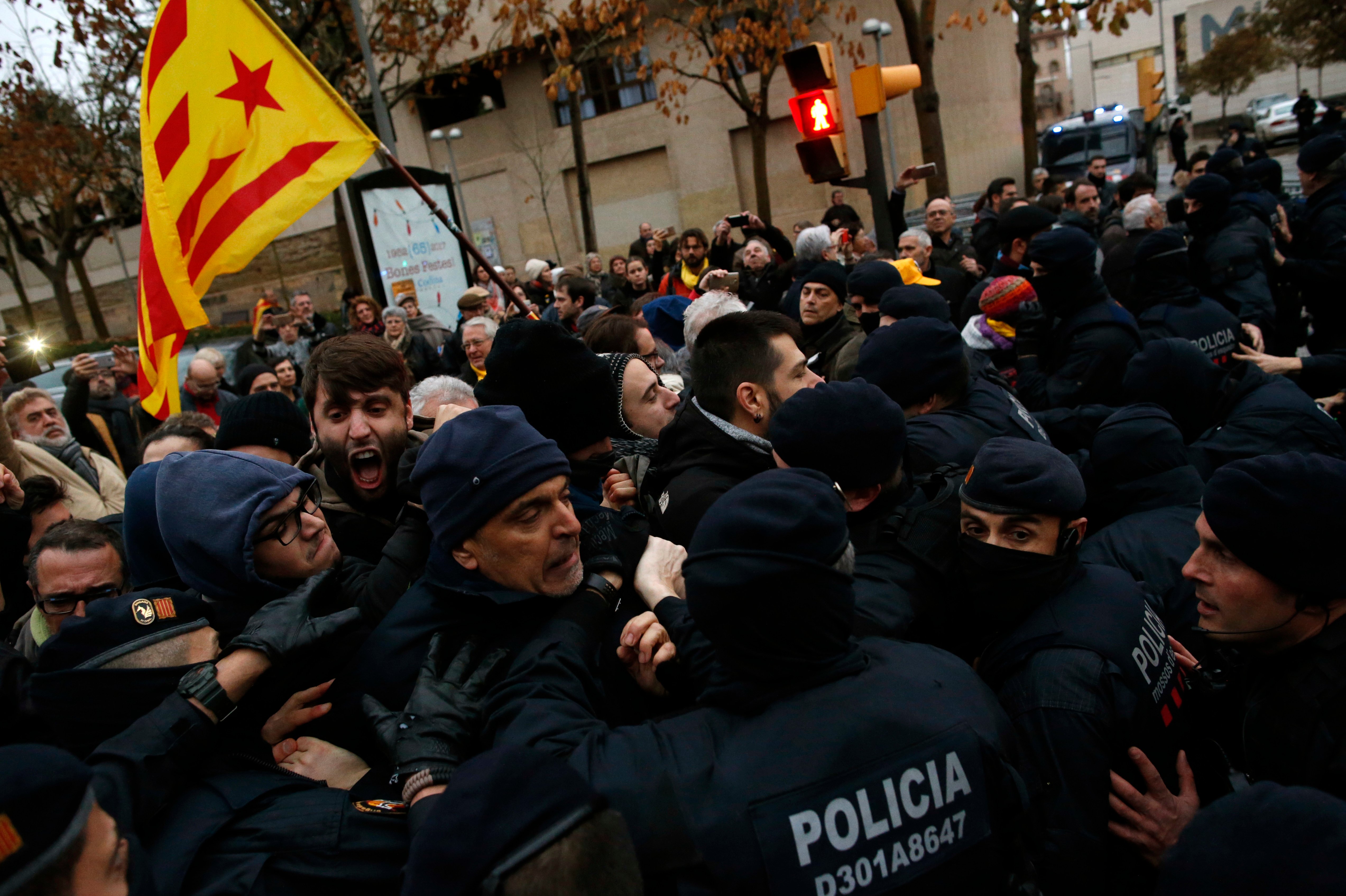 Asesinan a hombre por usar tirantes con bandera de España; agitan contienda