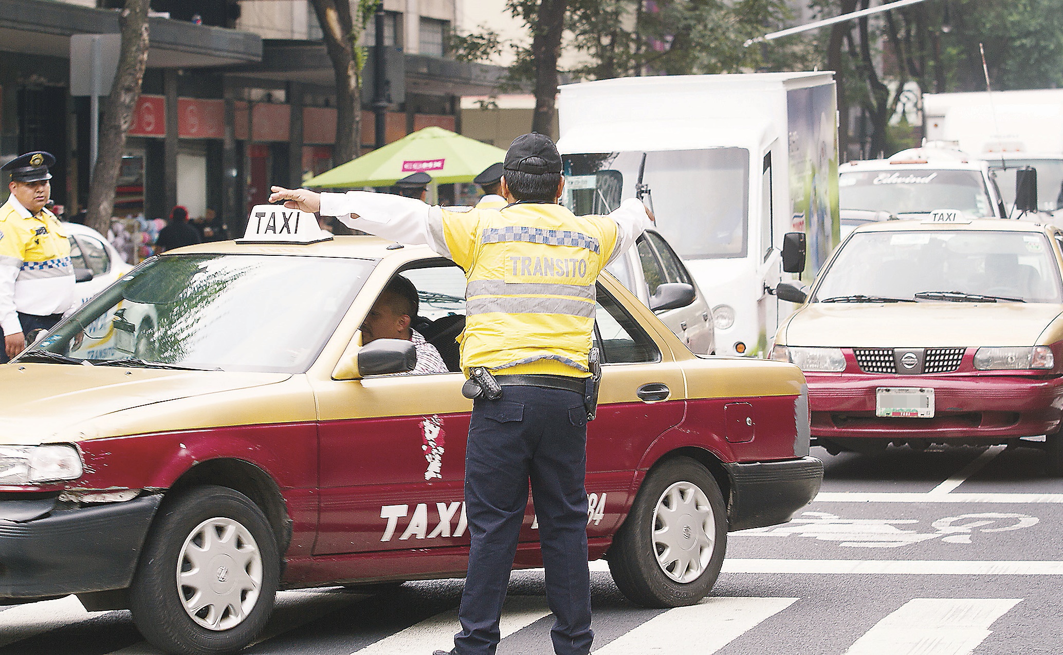 Taxistas deberán adquirir vehículos híbridos y eléctricos