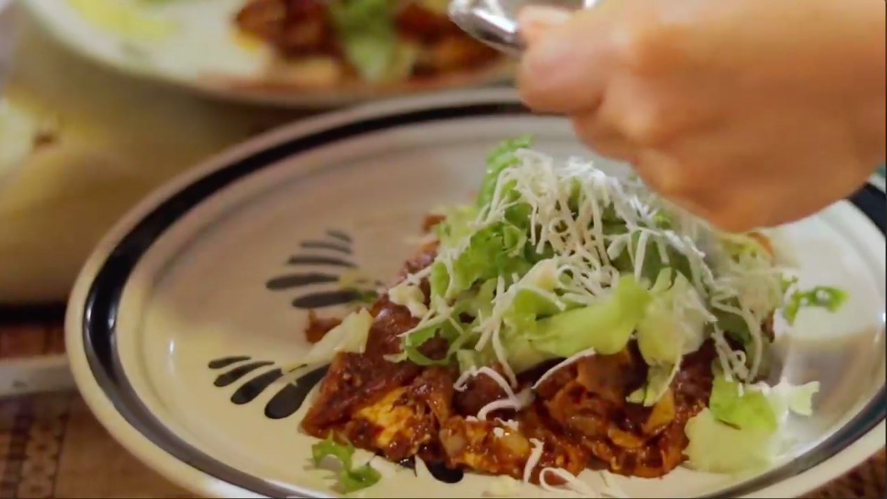 Video. Lánzate por unas enchiladas queretanas al mercado Guadalupano de Tequisquiapan