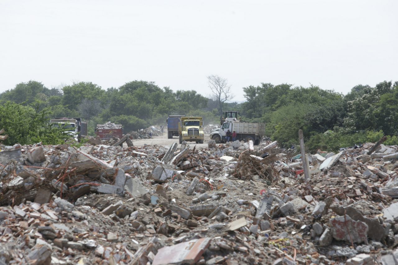 Clausura Profepa tiradero ilegal de escombros en río de Oaxaca
